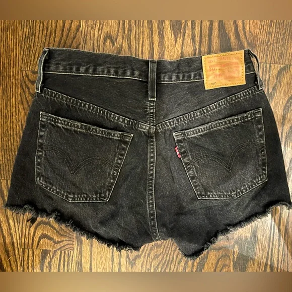 Women's Levi's 501 Black Cut Off Shorts Denim Size 27 - Picture 1 of 7